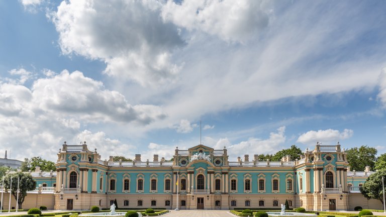 Мариински дворец 

Бароковият дворец, построен през 1744 г., доскоро беше официалната церемониална резиденция на президента на Украйна. Той също се намира на брега на Днепър, а до него е неокласическата сграда на Върховната Рада, парламентът на Украйна.