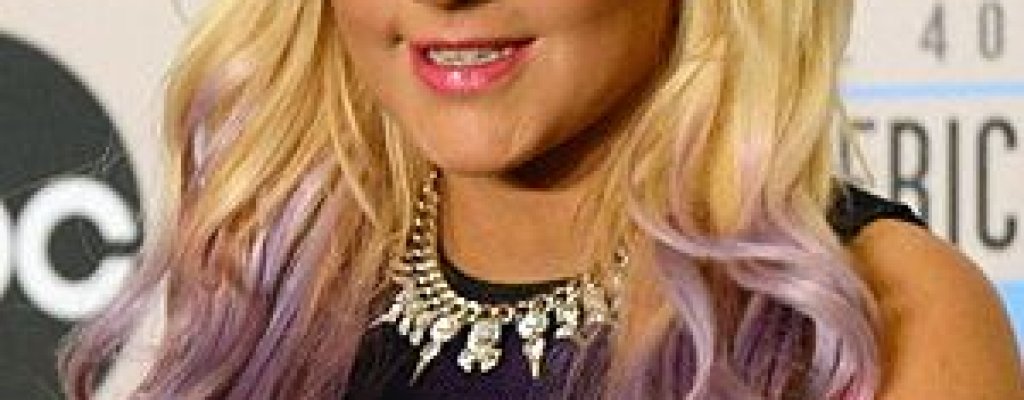 Кристина Агилера с преливащи тонове на лилавото и розовото