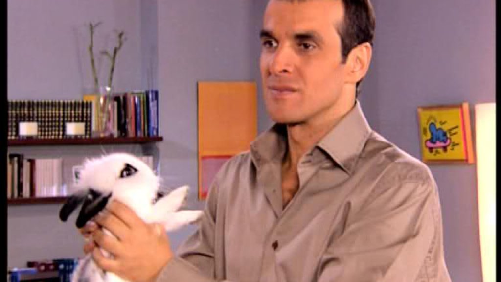 „Щурите съседи“: В един от епизодите Маури (Луис Мерло) провежда интервю за съквартиранти. Една от кандидатките е...българка.