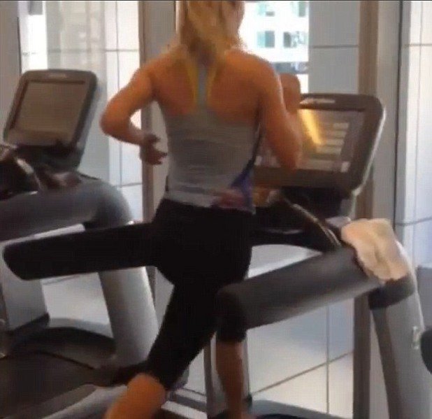 Каролине Возняцки тренира здраво във фитнеса