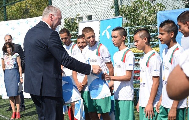 От името на Теленор, изпълнителният директор на компанията Стайн-Ерик Велан пожела успех на момчетата от националния отбор на България за Световното първенство по футбол за бездомни хора в Амстердам през септември.