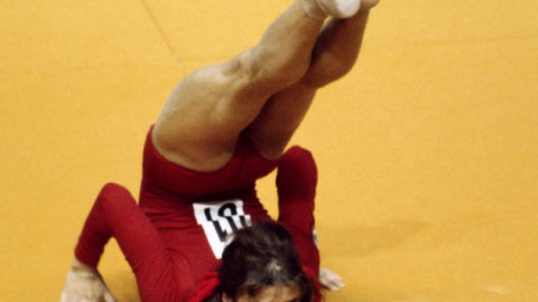 18. Монреал 1976: Какъв е този резултат?
1976 година е случаят, в който румънската гимнастичка Надя Команечи прави всичко перфектно и получава безпрецедентна пълна 10-ка. Объркването става голямо, когато на светлинното табло се изписва резултат от 1,00, тъй като 9,99 е бил максималният резултат, който таблото е могло да покаже.