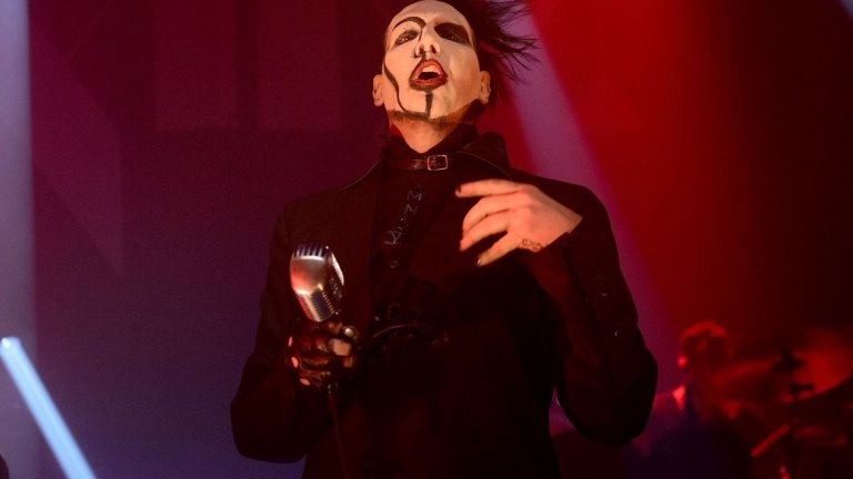 Мерилин Менсън
Що се отнася до имиджа си, Менсън никога не прави половинчати неща. От тази гледна точка външният му вид за скорошния сингъл God's Gonna Cut You Down – кавър на песента на Джони Кеш – беше доста приличен сравнен с андрогенната визия на Омега – протагониста на албума Mechanical Animals, или със свръхестествената, хорър естетика на Antichrist Superstar. Менсън продължава да търси "шокиращия рок" не само с музиката, но и с образа си, а промените в него са една от причините за това да е толкова популярен.