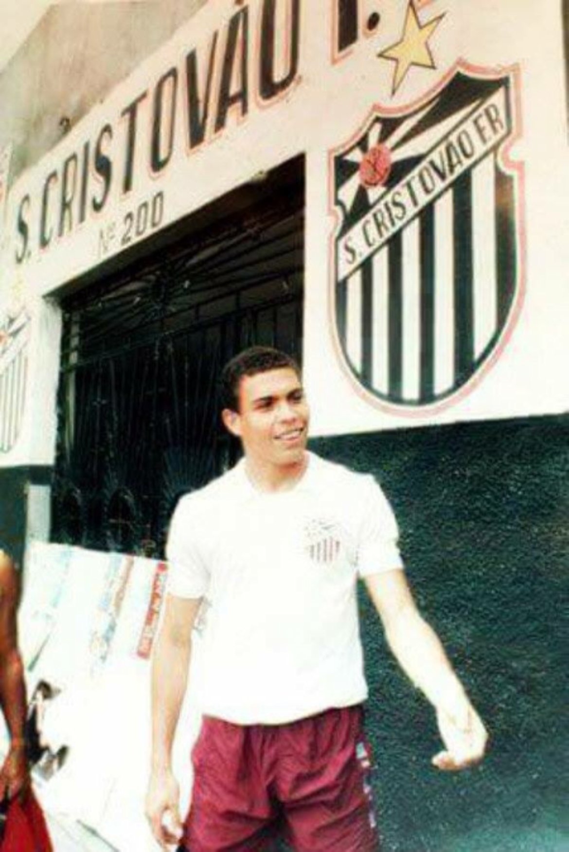 Роналдо-Феномена в родния си клуб - Сао Кристовао. Снимката е от началото на 90-те.