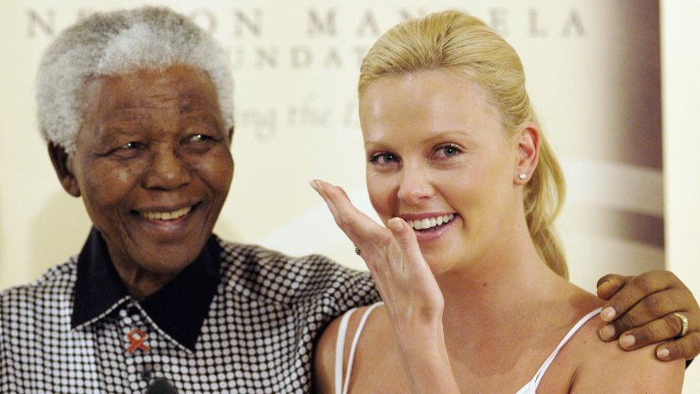 Благодарността на Нелсън МанделаПървият чернокож президент на Южна Африка кани специално Терон в родината ѝ, след като тя печели "Оскар". Оказва се, че е устроил специална церемония в нейна чест, с което иска да ѝ благодари за това, че насочва общественото внимание към страната.  "Вие сте моето вдъхновение, много Ви обичам", казва тя според "Гардиън", преди да започне да плаче.