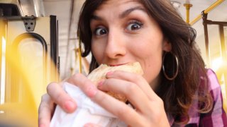 Не, дюнерът няма да избяга, ако не го изядем веднага в автобуса