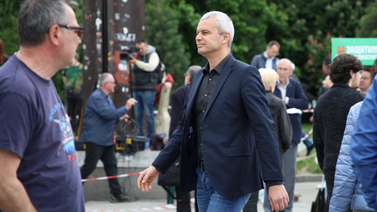 Състоя се нов Поход за мир, замерваха Европейския парламент с червена боя