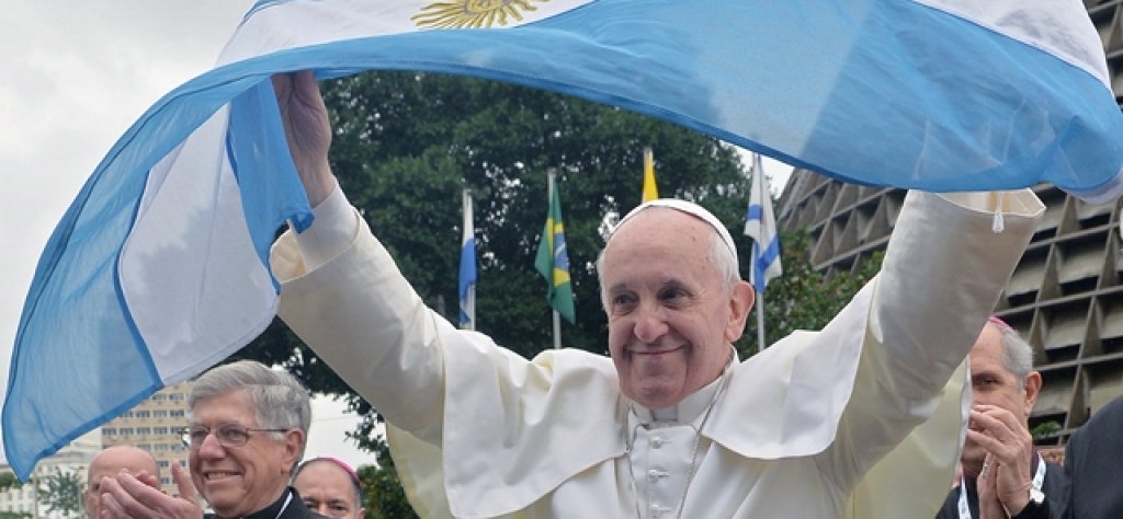 Pope Francis flutters an Argentine flag outside the Metropolitan cathedral in Rio de Janeiro, Brazil on July 25, 2013. The first Latin American and Jesuit pontiff arrived in Brazil mainly for the huge five-day Catholic gathering World Youth Day. AFP PHOTO / LUCA ZENNARO - POOL
