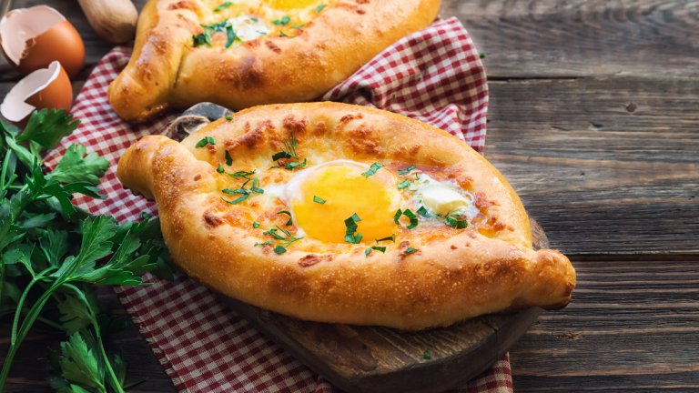 ХачапуриВ Грузия хачапури са засищаща и лесна закуска, но при нас може да станат и чудесна вечеря. За по-лесно и бързо можем да използваме готово тесто за пици и мекици, което в тава, застлана с хартия за печене, оформяме на малки лодки. Намазняваме ги леко и върху тях разпределяме малко саламурено сирене и малко кашкавал или друго жълто сирене.

Запичаме на 170 градуса, докато сирената се разтопят, изваждаме и чукваме по едно яйце върху всяка лодка. Допичаме до желаната гъстота на жълтъка и поднасяме. Поднасяме топли, като можем да поръсим с малко пресен магданоз или див лук.