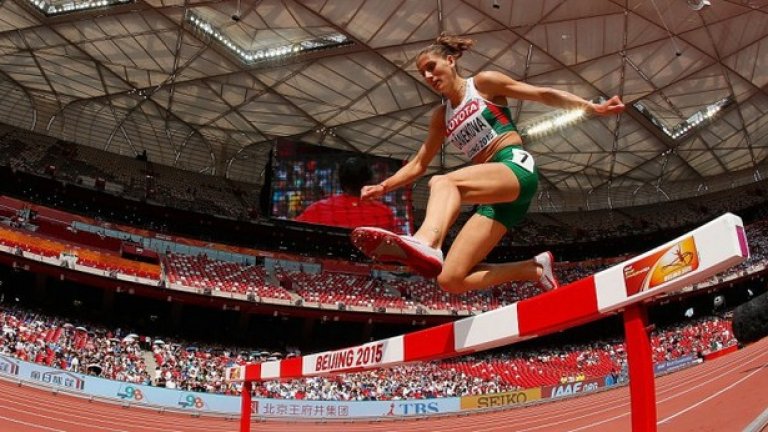 Случаят с Дънекова нашумя дни преди олимпийските игри, когато бе обявено, че е дала положителна допинг проба за "кръвен допинг". Акредитацията й бе отнета и тя бе изключена от олимпийското село.