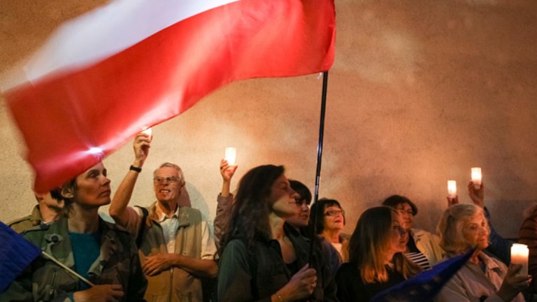 Какво стои зад резолюциите и хартите на полските общини, които ядосаха Европа
