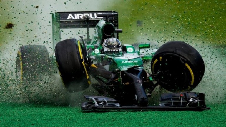 Освен радостни и комични поводи за снимки, тази година предложи и доста опасни такива.

Тук болидът на пилот от Формула 1 Камуи Кобаяши от отбора на Катерхам се разбива, след като се сблъсква с Фелипе Маса по време на състезанието за Голямата награда на Австралия през март