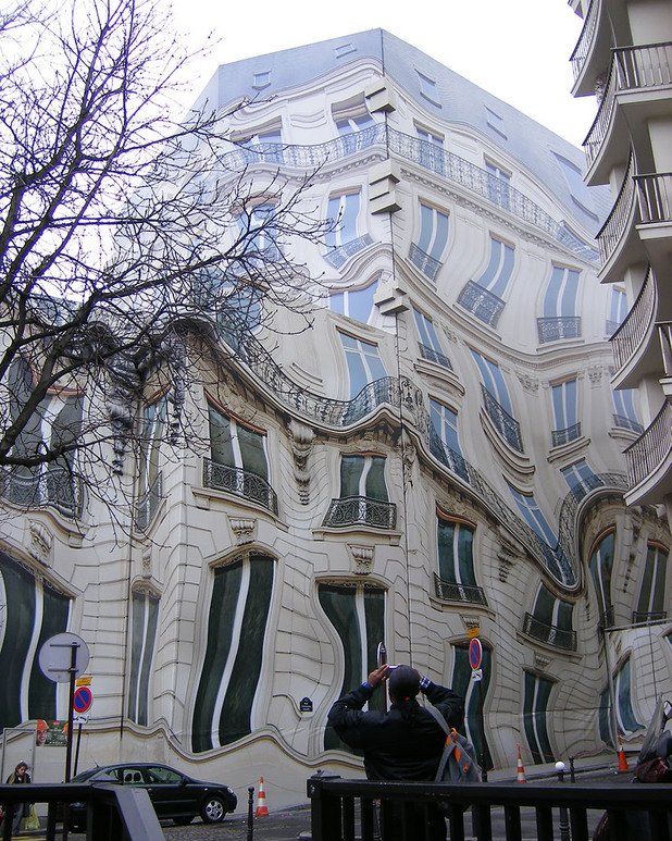 Парижка сграда, покрита с покривало, докато бъде завършен ремонтът й