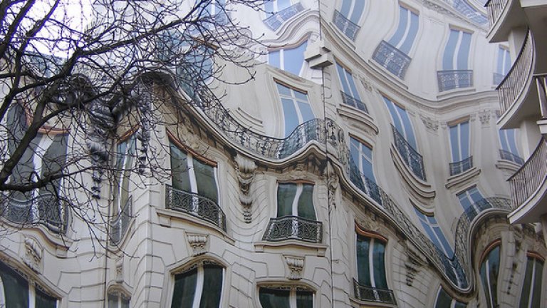 Парижка сграда, покрита с покривало, докато бъде завършен ремонтът й
