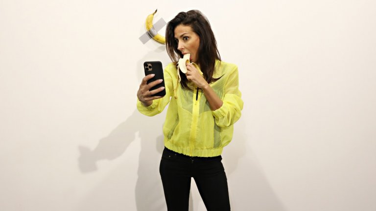 Инсталацията, озаглавена "Комикът", беше представена по време на културното събитие "Маями Арт Базел" и представлява банан, залепен с тиксо. 