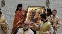 Православието ли е пречката за икономическо развитие? Според Симеон Дянков и Елена Николова - да.