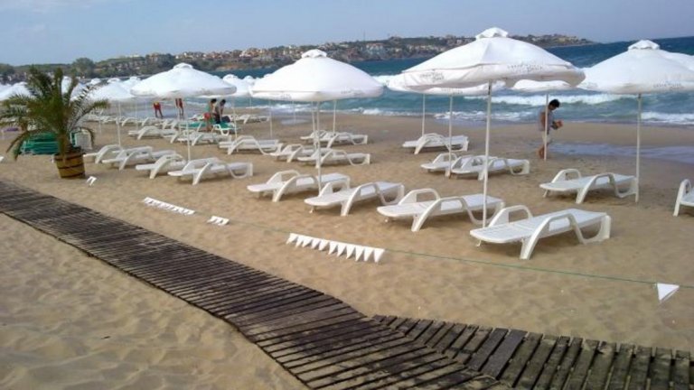 Заведение горя тази нощ край плажа на къмпинг "Смокиня"