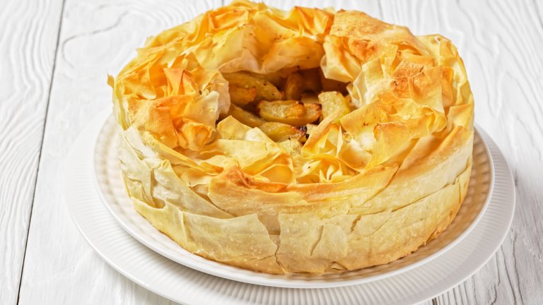 Нещо като тарт "Татен"Тарт „Татен“ се приготвя с маслено тесто, но нищо не пречи да го използваме като вдъхновение за друг десерт. Около 500-600 грама ябълки се белят, почистват и режат на едри кубчета. В дълбок тиган с малко масло се запържват ябълките с лъжица канела, лъжица кафява захар и малко ром. След като алкохолът се изпари, плодовете се отстраняват от котлона.
На дъното на намаслена тава се редят пет кори, като между тях мажем с малко разтопено масло. Краищата на корите трябва да излизат от тавата. Изсипват се ябълките и другите кори от пакета се накъсват и намачкват, след което се оформят на венец над плодовете. Пече се на 180 градуса.