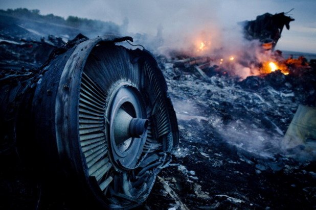 Отломка от самолетът на Малайзийските авиолинии MH17, който се разби в Източна Украйна на 17 юли. Русия и Украйна продължават да си прехвърлят вината за инцидента, при който загинаха близо 300 души