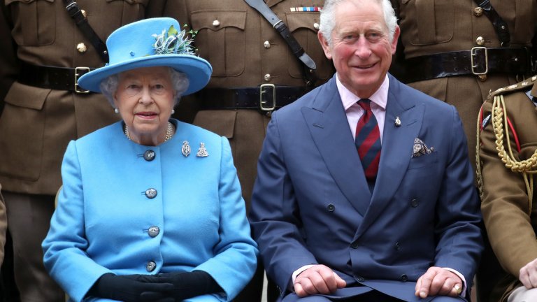 Кралицата отдава все повече задължения си на сина си и на внука си