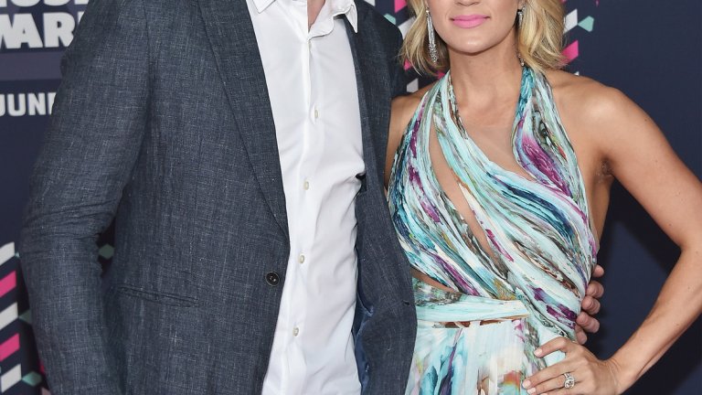 Кери Ъндърууд и Майк Фишър
Още един впечатляващ хокеист в този списък, Фишър е център на Нашвил Предейтърс и на 37 г. не му остават още много години като активен спортист. Несравнимо по-известна обаче е съпругата му Кери Ъндърууд, звезда на кънтри музиката, която продължава да се къпе в слава, след като спечели American Idol през 2005 г. С множество награди, хитове и над 65 млн. продажби, Ъндърууд направи фурор в музикалната индустрия, печелейки над 166 млн. долара в кариерата си до момента. Фишър няма никакъв шанс да я настигне.