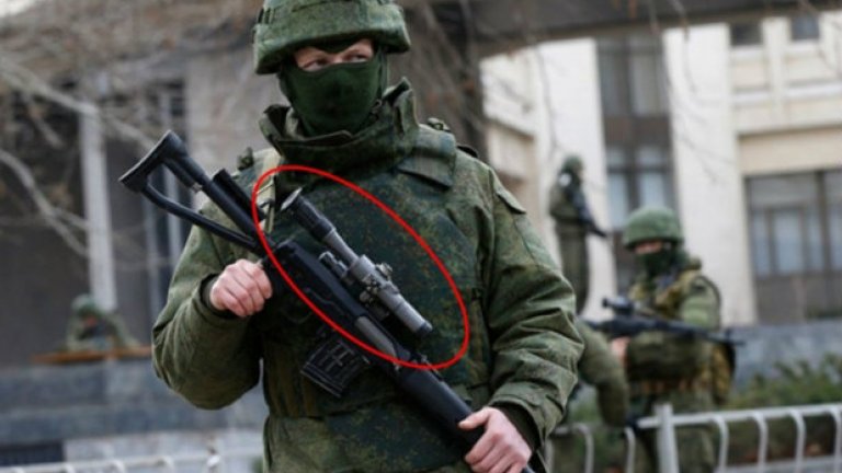Тук виждаме снайперска винтовка, която на пръв поглед може да мине за югославска „Застава“. Това обаче е самозарядна модификация на „Драгунов“ и ако се съди по цевната кутия и пневматичния приклад става дума за най-новата модификация, официално взета на въоръжение само при руските силоваци. Подобни приклади се появиха на новите образци в края на 90-те години.  Винтовката позволява да се порази бягащ човек с първип изстрел на разстояние 800 метра. Интересно е също да се отбележи, че тези „вежливи хора“ носят оръжието не по руските правила, а по-скоро по натовските стандарти. Например оръжието е с цев, насочена надолу, а човекът на заден план е облегнал цевта на лакътя си, което преди всичко е характерно за американските и европейските армии. По мнение на оръжейния експерт, това е резултат от внедряването на нови западани методи в отделни руски специални подразделения.