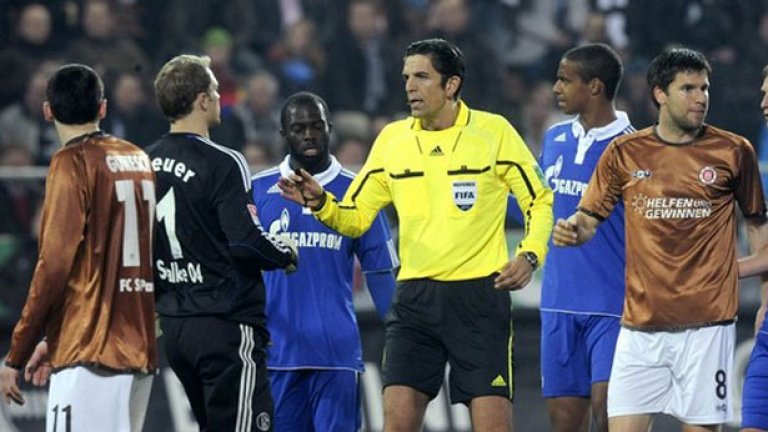 Двубоят между Санкт Паули и Шалке 04 бе прекратен заради ударен с чаша бира страничен съдия