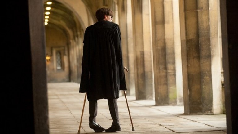 Болестта на Стивън Хокинг (в ролята Еди Редмейн) се развива обратнопропорционално на неговите възходящи успехи: колкото по-големи стават те, толкова по-безнадеждно осакатява той