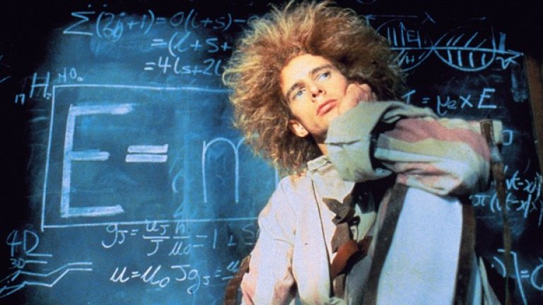 "Младият Айнщайн" (1988)

Историята как неловък австралийски актьор на име Яху Сириъс изведнъж постига международна слава - подобно на името на този актьор и режисьор - е донякъде странна. Филмът, който превръща Сириъс в международна звезда, е "Младият Айнщайн", глуповата комедия, която представя прочутия изобретател като свирещ на цигулка тасманиец, който разделя атома, за да газира бирата си. С почти никакъв предишен опит, Сириъс някак успява да си издейства бюджет от няколко милиона долара, с които режисира, продуцира и играе главната роля във филма, на който освен другото е и съсценарист.

Когато "Младият Айнщайн" се превръща в тотален хит, Сириъс заминава за САЩ, където ексцентрикът с щръкнала във всички посоки прическа става медийна сензация, появява се на корицата на списание Time и води собствено шоу в праймтайма на MTV.