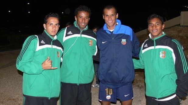 Ривалдо със сънародниците си Уелингтон, Сандриньо и Дока след контролата Литекс - Буньодкор (0:0) през зимата на 2009. По това време магьосникът се подвизаваше по терените в Узбекистан.