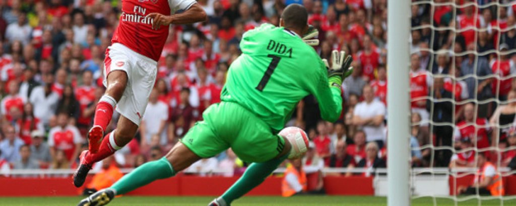 Робер Пирес, отказал се на 42 г.
Още френско-арсеналска елегантност от Пирес. Косите посребряват, но тялото младее.