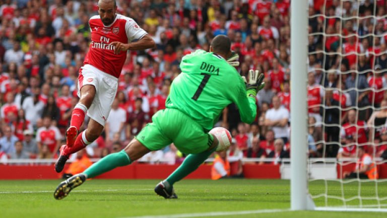 Робер Пирес, отказал се на 42 г.
Още френско-арсеналска елегантност от Пирес. Косите посребряват, но тялото младее.