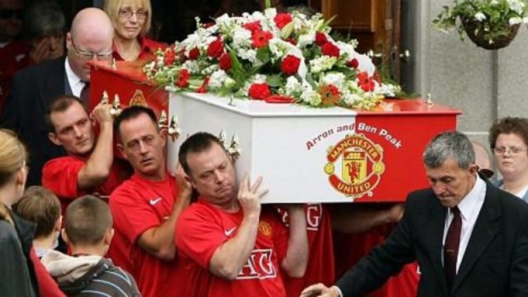 Да ви разпръснат на „Олд Трафорд”
Разбира се, най-масовата практика е тази да ви кремират и след това да разпръснат праха ви на стадиона, където играе вашият отбор. В тази област палмата на първенството държат англичаните. В Ливърпул и Арсенал годишно постъпват около сто такива молби, част от които биват удовлетворявани след разглеждане от специална комисия. На „Олд Трафорд” само за последния сезон са били пръснати тленните останки на 70 мъртъвци, подкрепяли цял живот Манчестър Юнайтед. 
Други клубове като Астън Вила обаче отказват с доста спорния мотив, че процедурата можела да увреди състоянието на терена. Шефовете по сигурността на „Вила парк” обаче се виждат в чудо, когато един от феновете пристига на мача с праха на баща си. Първоначално охраната преценява, че керамичната урна се явява опасен предмет, който при хвърляне към терена може да нарани някой от играчите или съдиите. Компромисното решение се намира, след като пепелта на покойника е пресипана в пластмасова бутилка от прясно мляко.