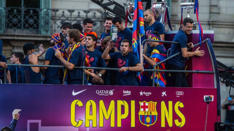 Многохиляден парад и грандиозна заря за требъла на Барса