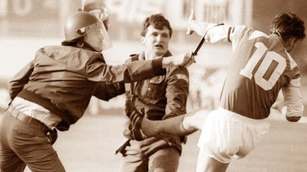 Прословутата сцена от прекратения мач Динамо - Цървена звезда през май 1990 г., когато Звонимир Бобан рита югославски полицай, биещ хърватските фенове, и се превръща завинаги в идол номер едно на "Bad Blue Boys"