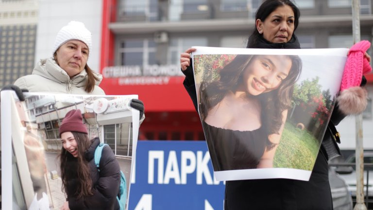 По-рано днес майката на починалото 15-годишно момиче протестира пред болницата