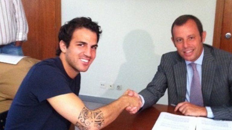 По обед Сеск Фабрегас и Сандро Росей сложиха подписите си под петгодишния договор на футболиста с Барселона