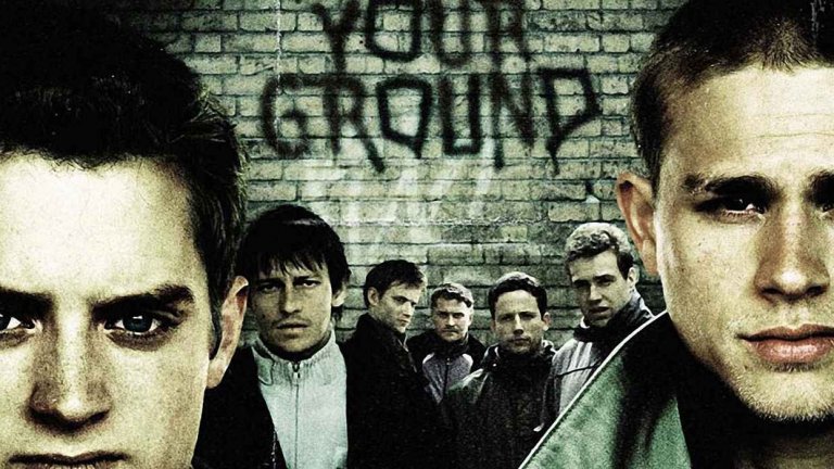  „Хулиганите от зелената улица“ (Green Street Hooligans), 2005 г. 
Илайджа Ууд може да носи не само пръстен, но и на бой. Доказва го с ролята си на Мат Бънкър – студент в Харвард, който е изгонен от университета, след като е натопен от съквартиранта си. Мат лети за Лондон, където отсяда за кратко при сестра си. Скоро влиза в агитката на Уест Хем, където му се случват невъобразими неща за човек, който доскоро е наричал футбола „сокър“. Green Street Hooligans е една от най-култовите ленти за футболни хулигани, в която има всичко – бой, кръв, съперничество на и извън терена, (сладко) отмъщение, история за възмъжаване на едно момче и дори фатални инциденти. Дори и да сте я гледали, може да си я припомните. Издържа на теста на времето.