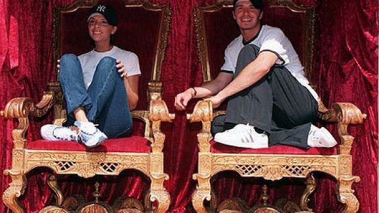 Дейвид Бекъм - На сватбата с Виктория през 1999 г. двамата посрещаха гостите си на червени тронове. В края на 2013 г., когато продадоха имението си, известно като Бекингам Палас, троновете бяха сред многото любими вещи на звездната двойка, обявени за продан на благотворителен търг