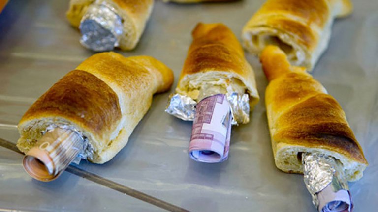 Защо трябва да декларираш доходи, след като можеш просто да навиеш банкнотите в кифлички?