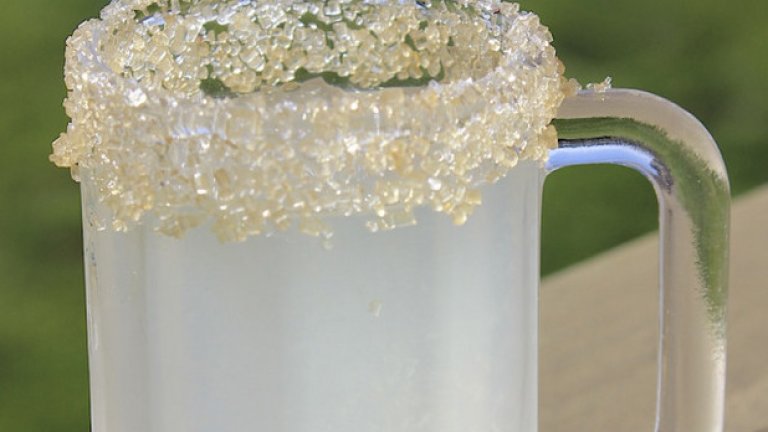 Дяволчето
Смесвате 50 мл водка, малко лимонов сок, 10-15 мл сладък сироп или такъв от лимонена трева. Пийте на шотове. Украсете чашките със захар.