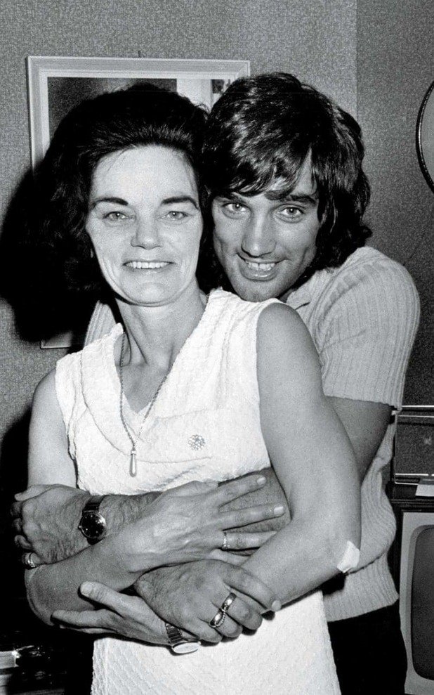 1970 г., Белфаст
Майката на Бест също е алкохоличка. Тя се пропива още по-серионо, когато синът й се превръща в световна знаменитост.