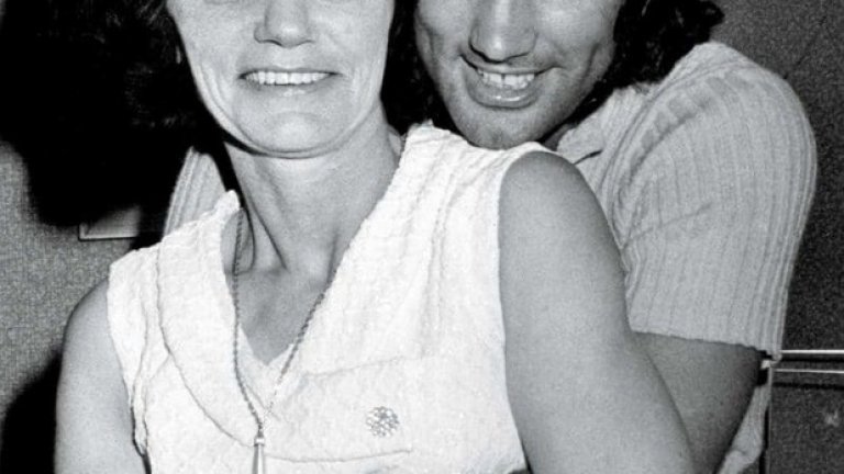 1970 г., Белфаст
Майката на Бест също е алкохоличка. Тя се пропива още по-серионо, когато синът й се превръща в световна знаменитост.