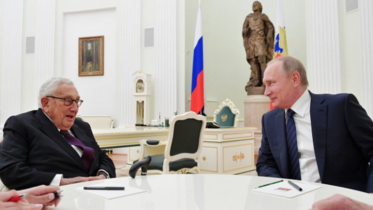 Двамата обсъдиха отношенията между САЩ и Русия