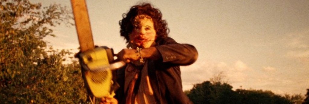 Тексаско клане (1974)
Фундаменталният нискобюджетен хорър филм на Тоби Хупър може и да е бил представян като екранизация на реални събития, но това далеч не е така. Макар че "Коженото лице" се смята за един от най-прочутите филмови злодеи, в действителност никога не е съществувал първообразът - маниак с моторна резачка със садистични наклонности. Подобно на Норман Бейтс от "Психо" и безбройни други зловещи злодеи, образът на "Коженото лице" е създаден най-свободно по живота на серийния убиец Ед Гейн.
Гейн е известен с манията си да вади трупове от гробища и да създава предмети за спомен от тленните им останки. Говорим за чаши, правени от черепи, покрити с кожа кошчета за боклук, маски, изработвани от лицата на труповете, колан от зърна, и всякакви други зловещи дреболии. 
Поведението му силно вдъхновява образа на "Коженото лице", но горе-долу с това се изчерпва връзката на "Тексаско клане" с действителния случай.