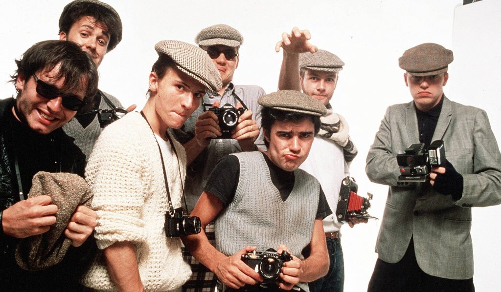 Madness - Our House
Ако ще оставаш вкъщи за дълго време, трябва да си горд от дома си. И Madness ни напомнят за това с едно веселяшко парче по темата.
