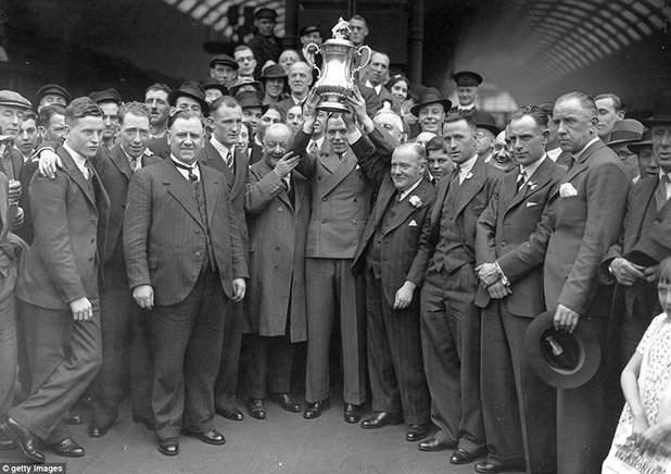 Играчите на Съндърланд са сред костюмираната тълпа, която се радва на трофея от турнира ФА къп, спечелен след 3:1 над Престън на "Уембли". Съндърланд има две купи от най- старата футболна надпревара, като втората е от 1973, когато на финала е победен Лийдс, а "черните котки" се състезават във втора дивизия. 