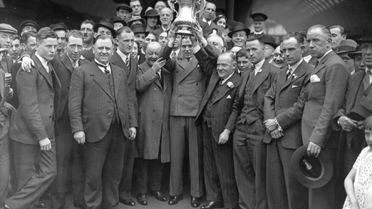 Играчите на Съндърланд са сред костюмираната тълпа, която се радва на трофея от турнира ФА къп, спечелен след 3:1 над Престън на "Уембли". Съндърланд има две купи от най- старата футболна надпревара, като втората е от 1973, когато на финала е победен Лийдс, а "черните котки" се състезават във втора дивизия. 