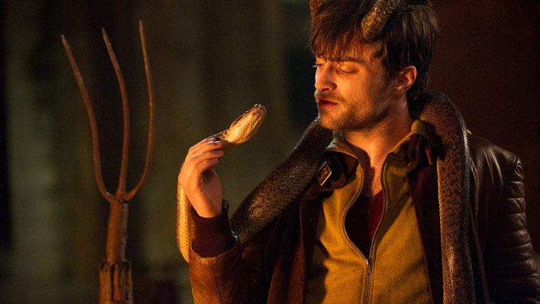 "Рога" (Horns) 
Предвид името на филма (режисиран от Александър Аджа) и това, че Даниел Радклиф е в главната роля, вероятно се досещате и каква е съдбата на героя – да, порастват му рога. В един момент той е нормален, лудо влюбен мъж, а в следващия е обвинен в убийството на любимата си. На всичкото отгоре и тези рога! Сега той трябва да докаже, че е невинен, че не е дяволско изчадие и всичко това, докато го боли от загубата. И след като никой не му вярва, явно сам трябва да намери кой стои зад всичко.