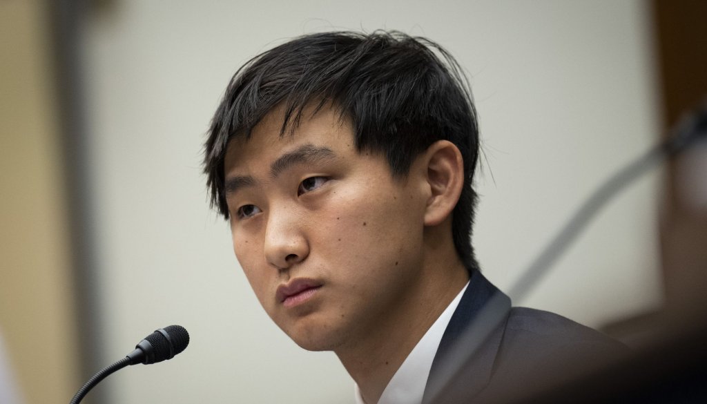 Александър Уанг
2 милиарда долара е станало състоянието най-младият нов милиардер в класацията на Forbes - Александър Уанг. 28-годишният предприемач е главен директор по изкуствен интелект в Meta от 2025 г. Преди това Уанг основава Scale AI - компания за изкуствен интелект, която предоставя услуги по оценка на големи езикови модели за разработване на AI приложения.